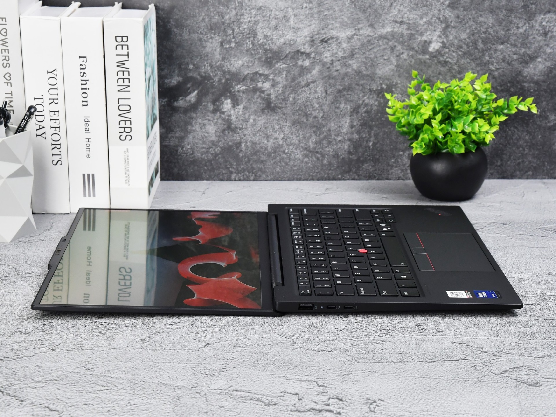 ThinkPad X1 Carbon Aura AI元启版评测：986克超便携酷睿Ultra AI PC