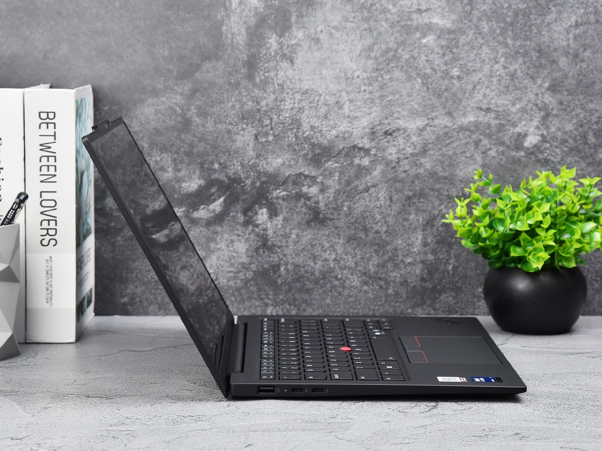 ThinkPad X1 Carbon Aura AI元启版评测：986克超便携酷睿Ultra AI PC
