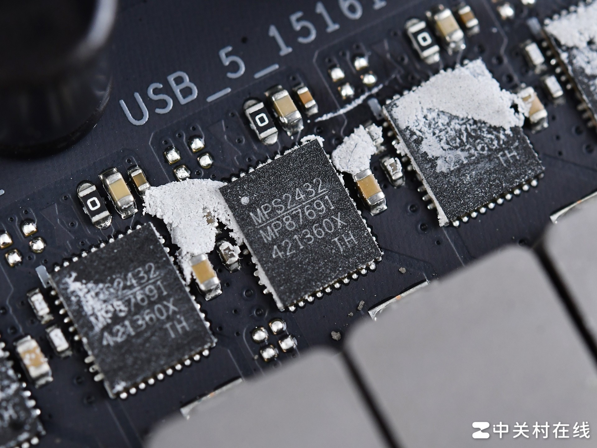华硕B850主板首测 AI超频让9800X3D继续伟大