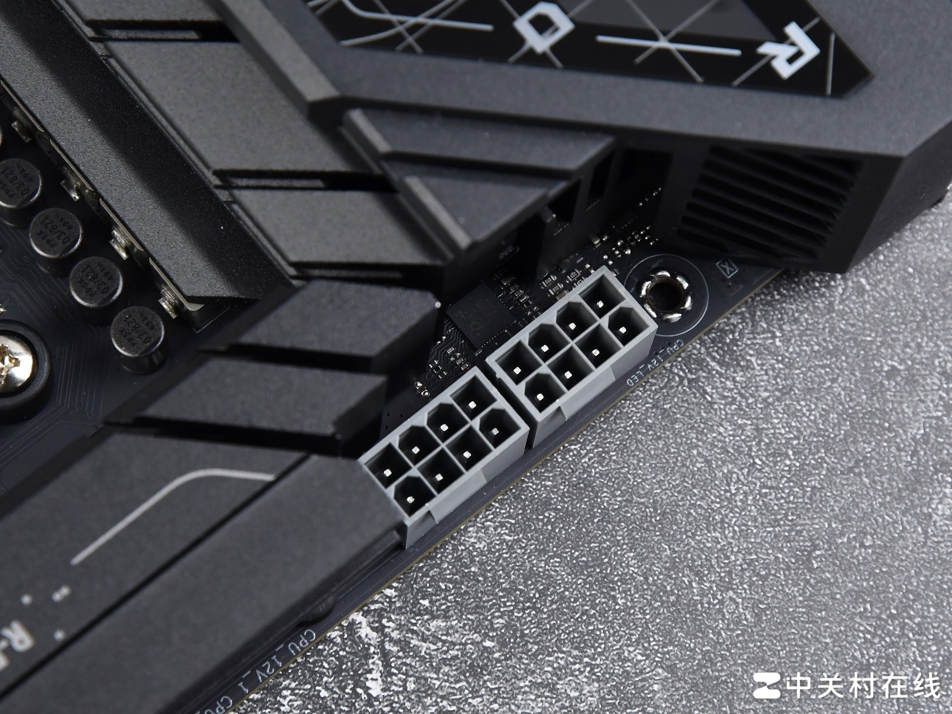 华硕B850主板首测 AI超频让9800X3D继续伟大