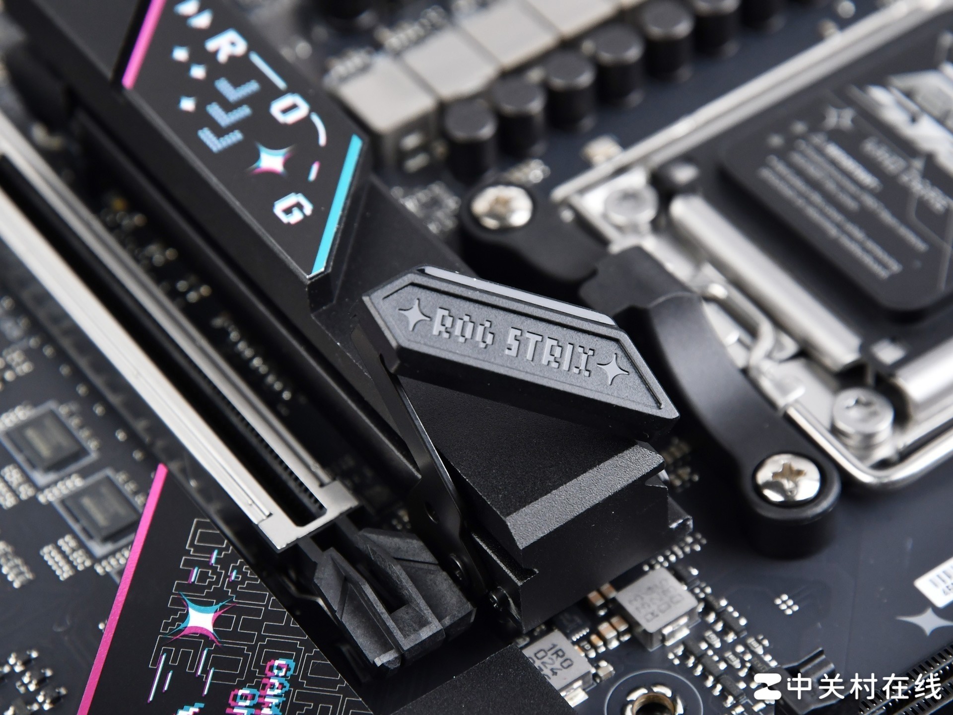 华硕B850主板首测 AI超频让9800X3D继续伟大
