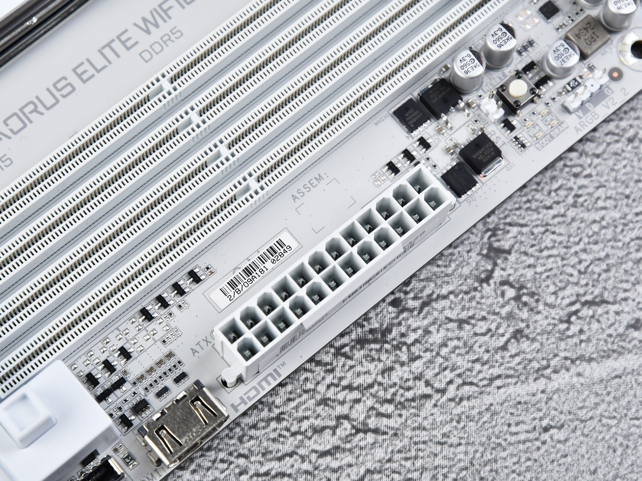 技嘉B850M AORUS ELITE WIFI6E ICE主板评测：16相供电+D5黑科技