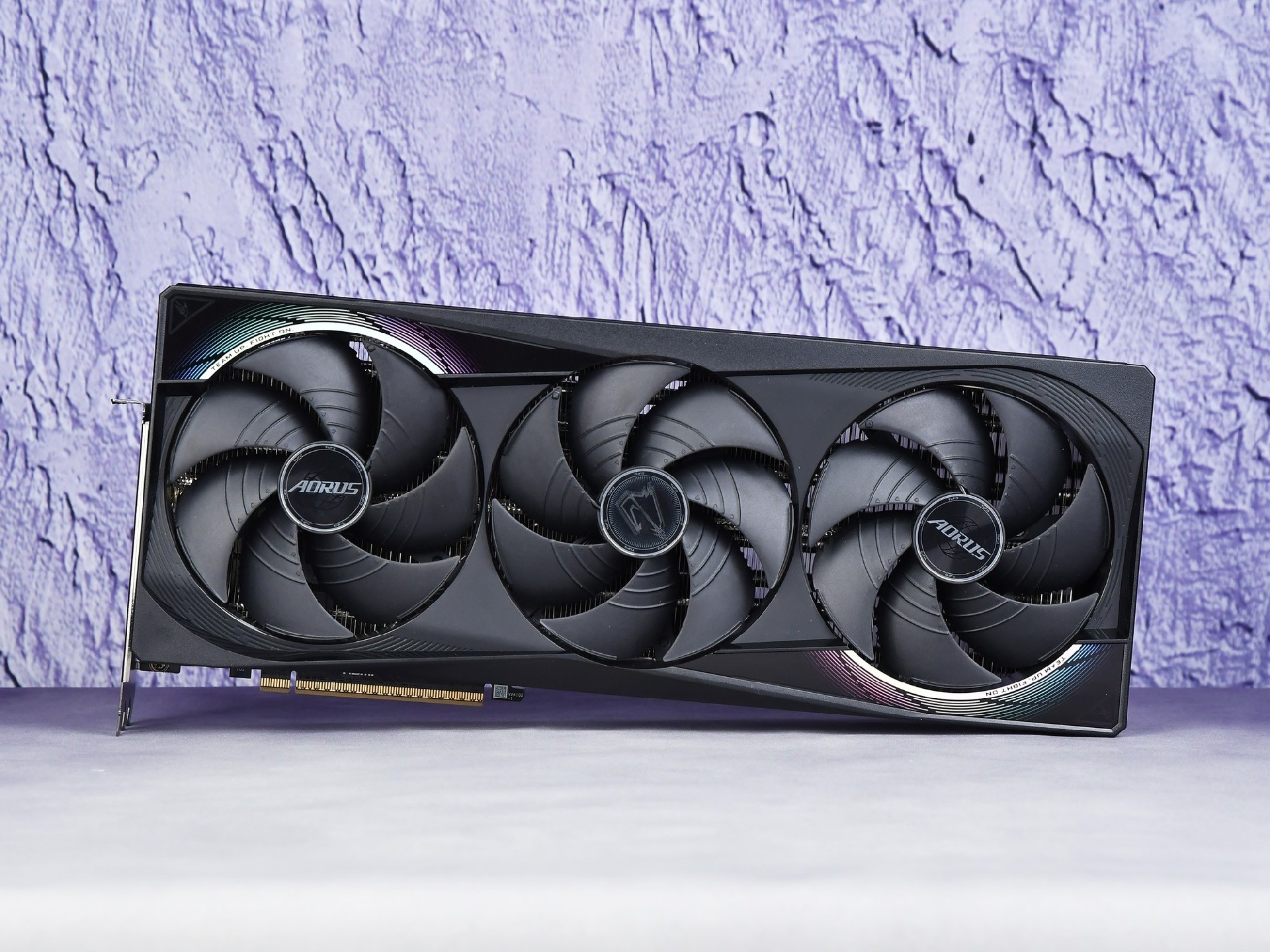 技嘉RTX 5080超级雕评测 DLSS 4让帧数突破显示极限！