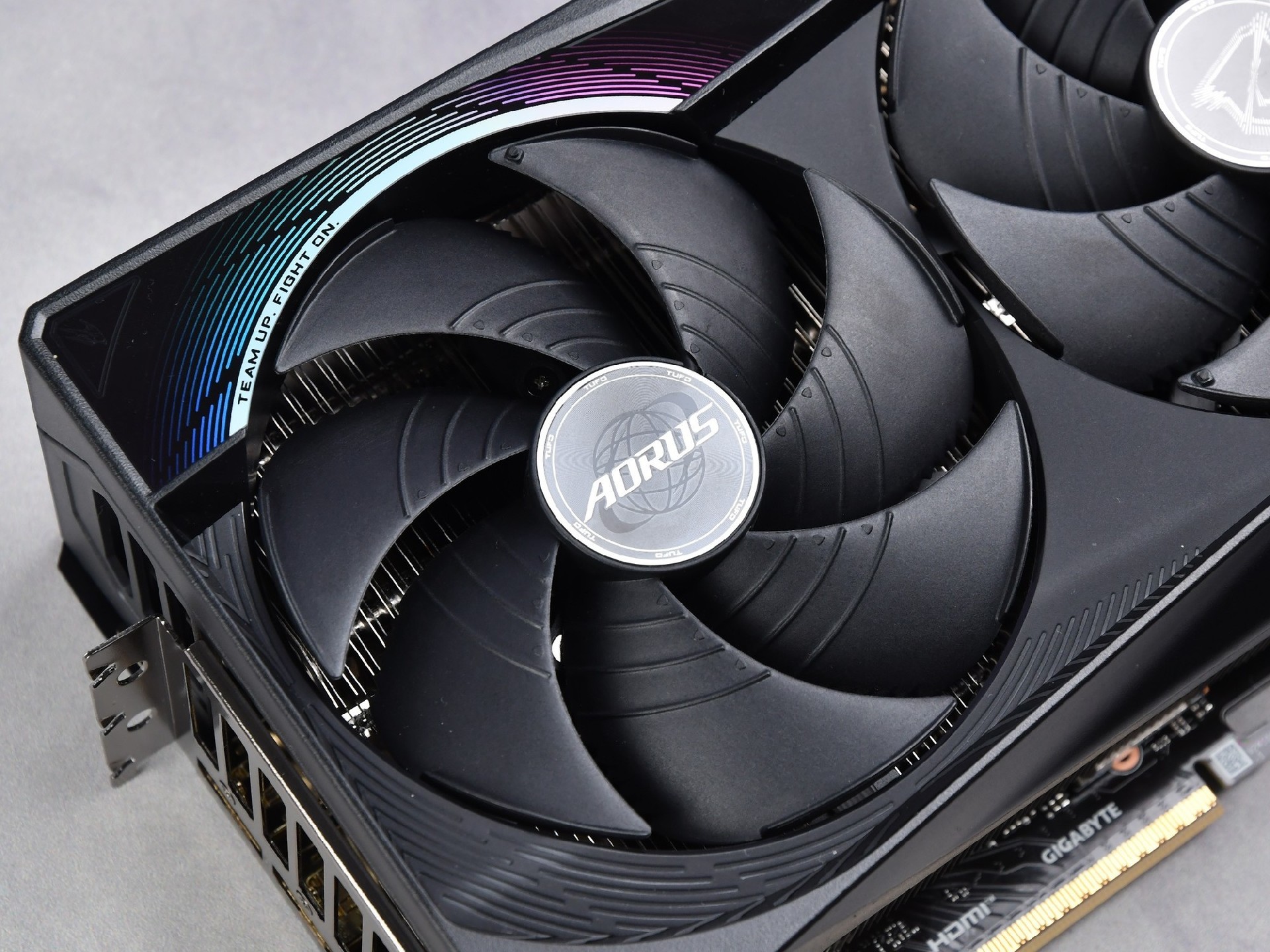 技嘉RTX 5080超级雕评测 DLSS 4让帧数突破显示极限！