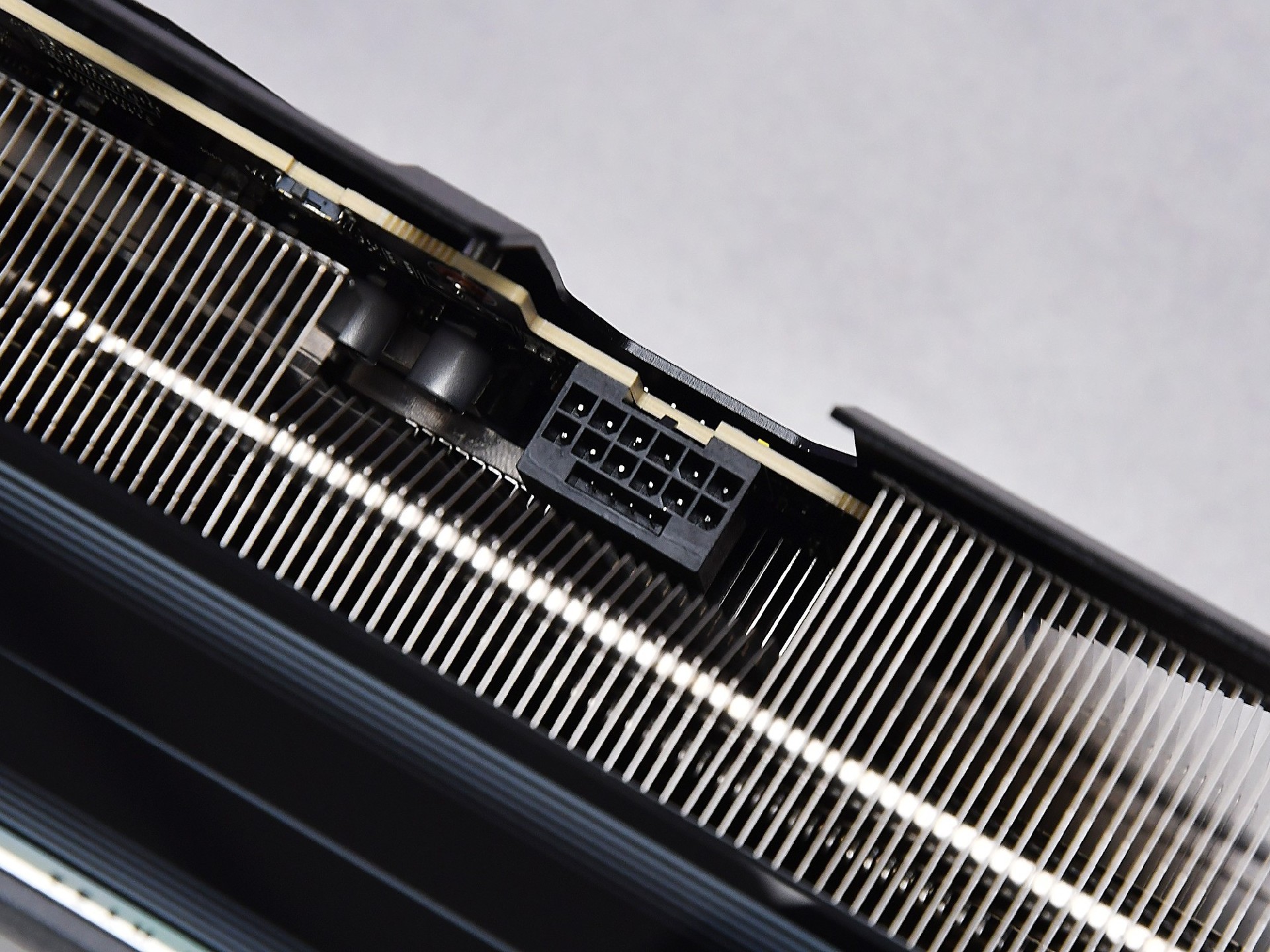 技嘉RTX 5080超级雕评测 DLSS 4让帧数突破显示极限！