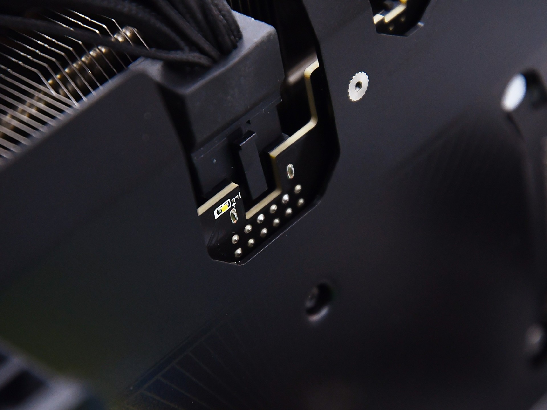 技嘉RTX 5080超级雕评测 DLSS 4让帧数突破显示极限！