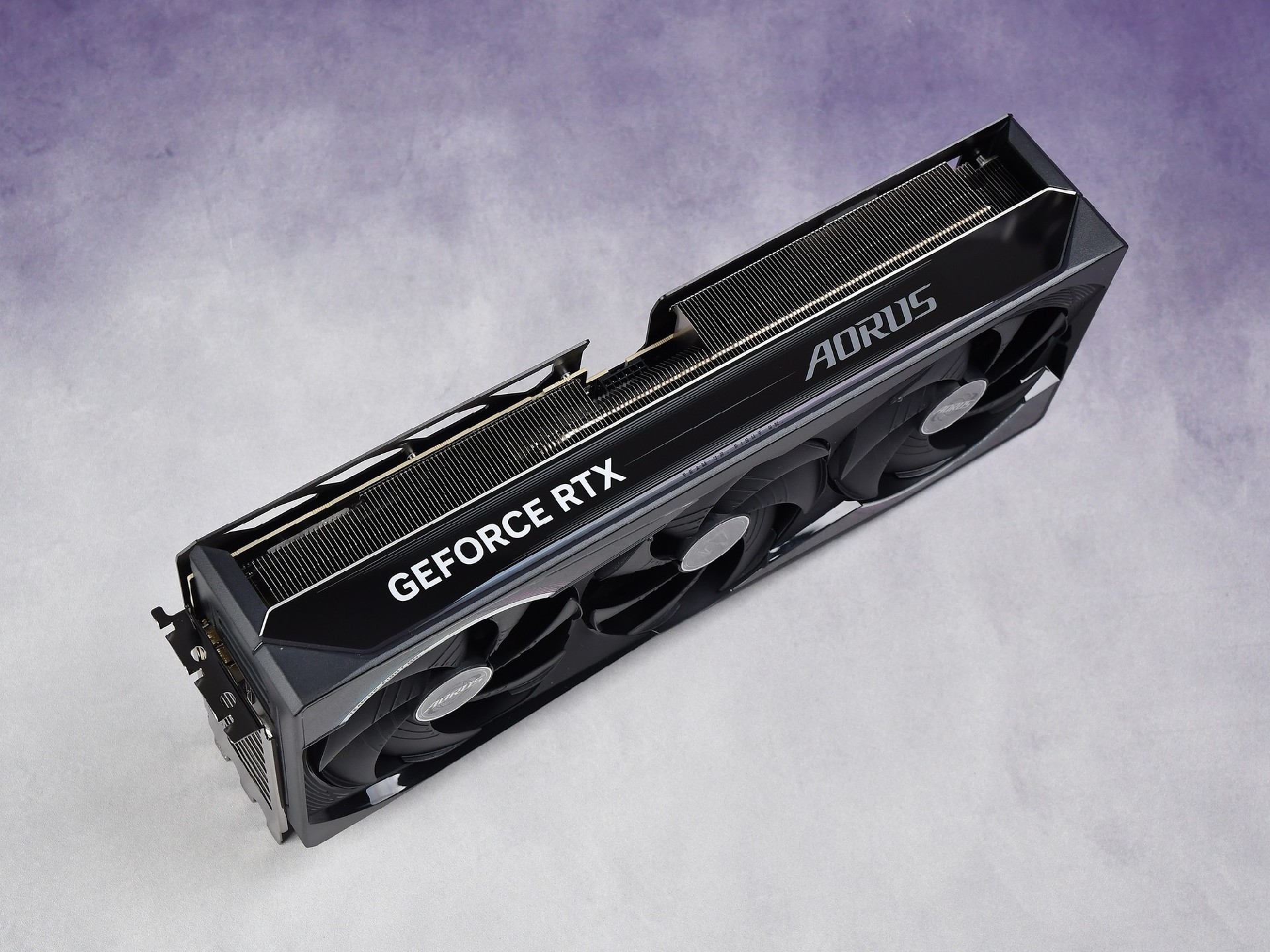 技嘉RTX 5080超级雕评测 DLSS 4让帧数突破显示极限！