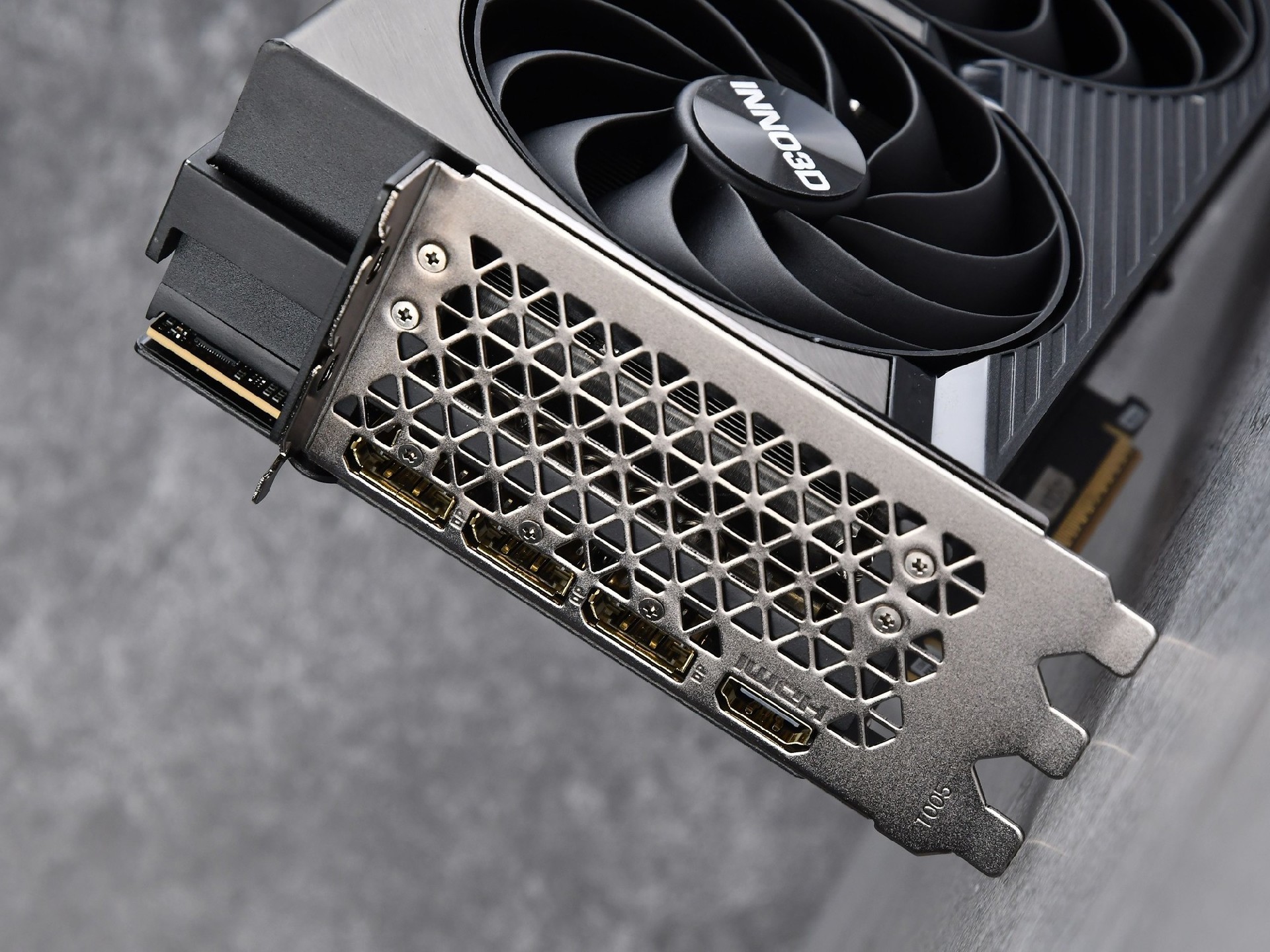 映众GeForce RTX 5090 D 曜夜 X3评测：16499元抢到就是赚！