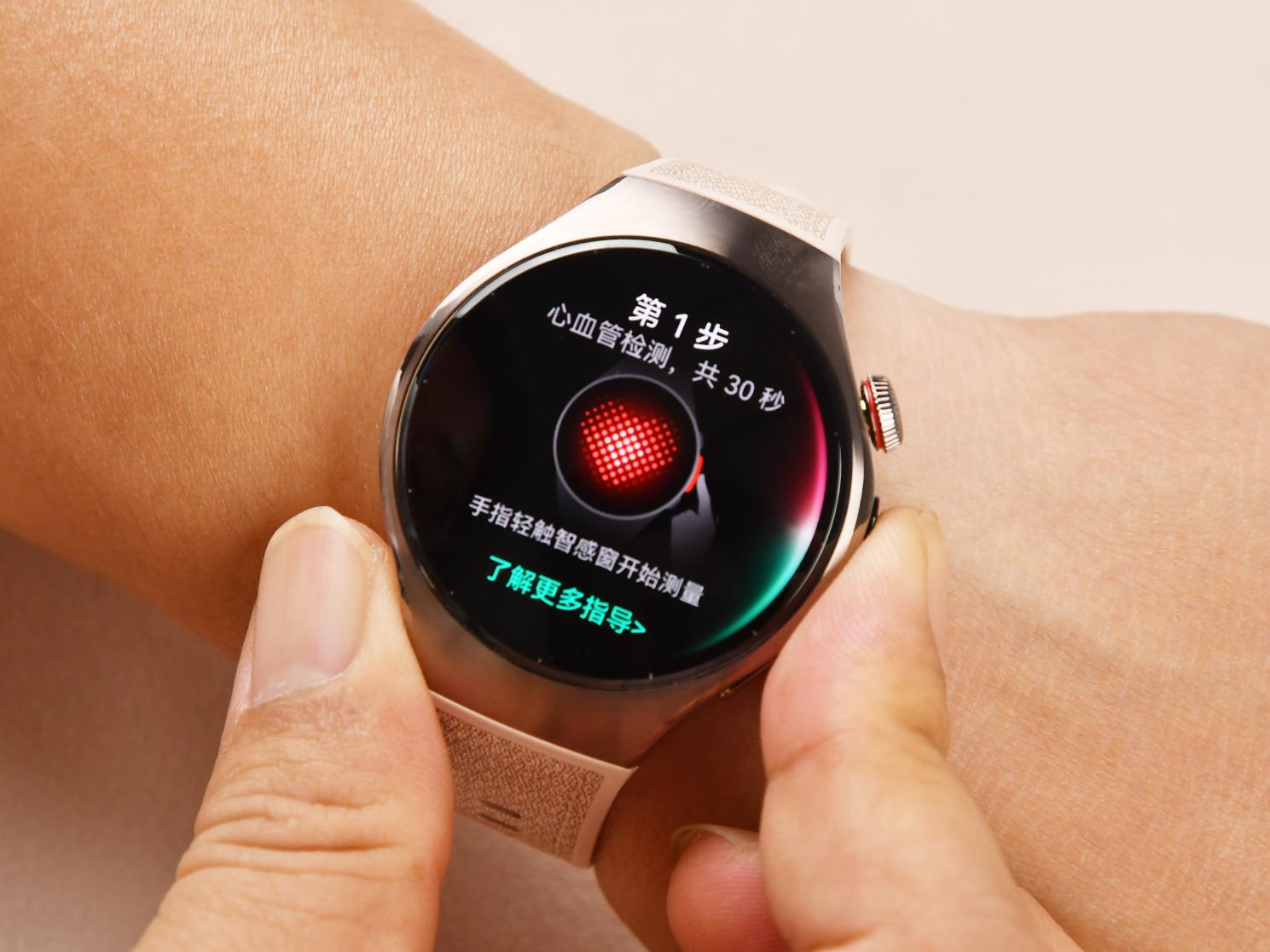 华为WATCH 5评测：首款鸿蒙AI+麒麟+5G智能手表 2025必入之选