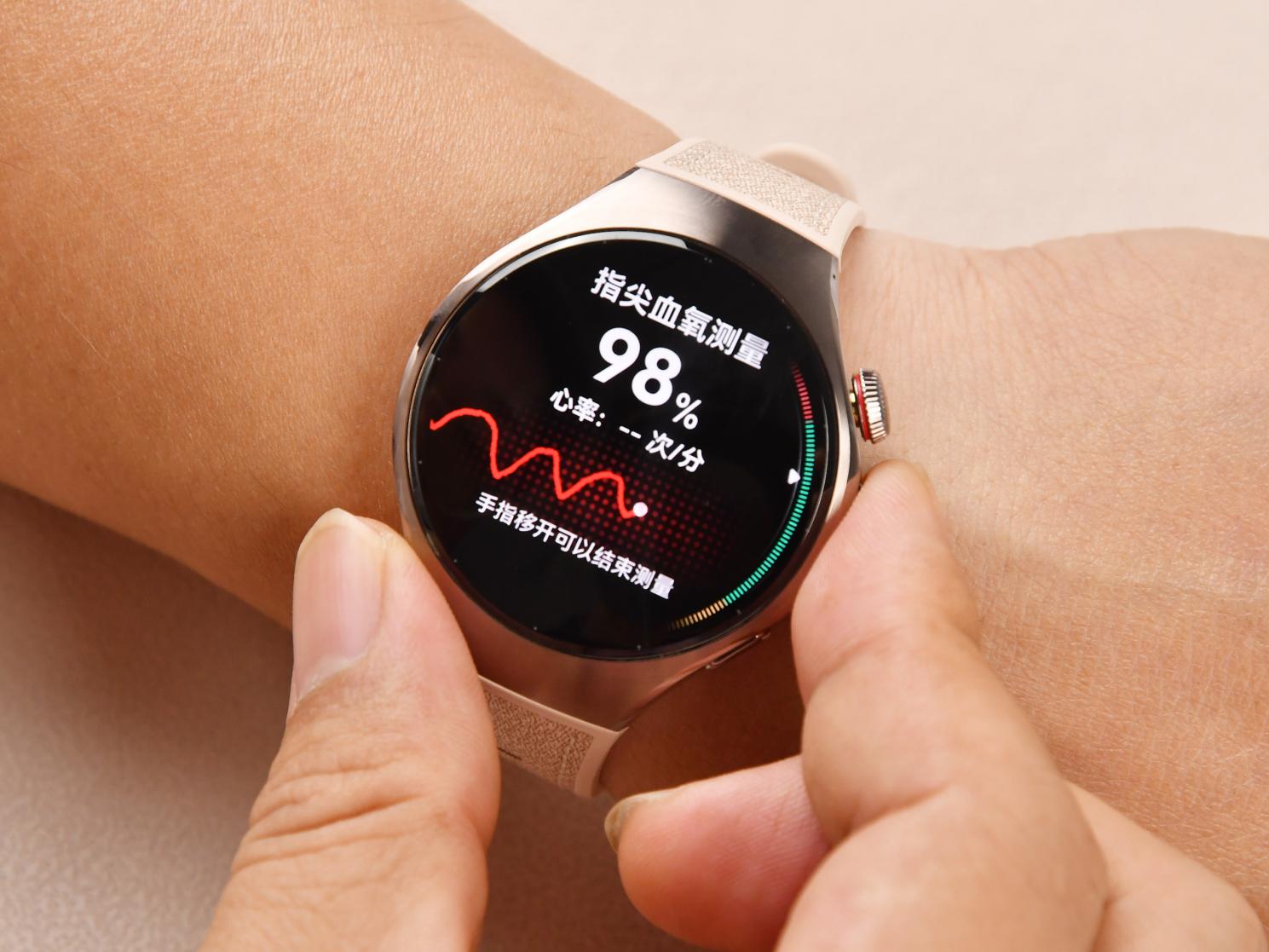 华为WATCH 5评测：首款鸿蒙AI+麒麟+5G智能手表 2025必入之选