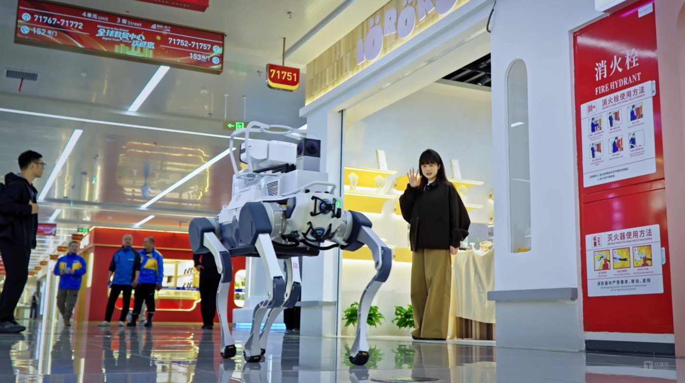 图:机器狗在义乌国际商贸城执行巡检任务