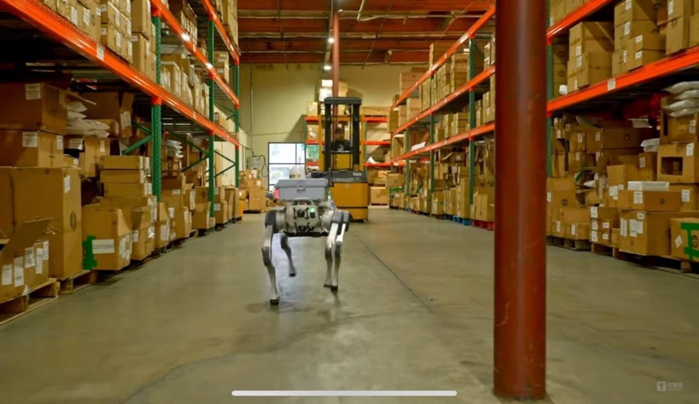 图:机器狗在北美某大型仓储园区执行巡检任务