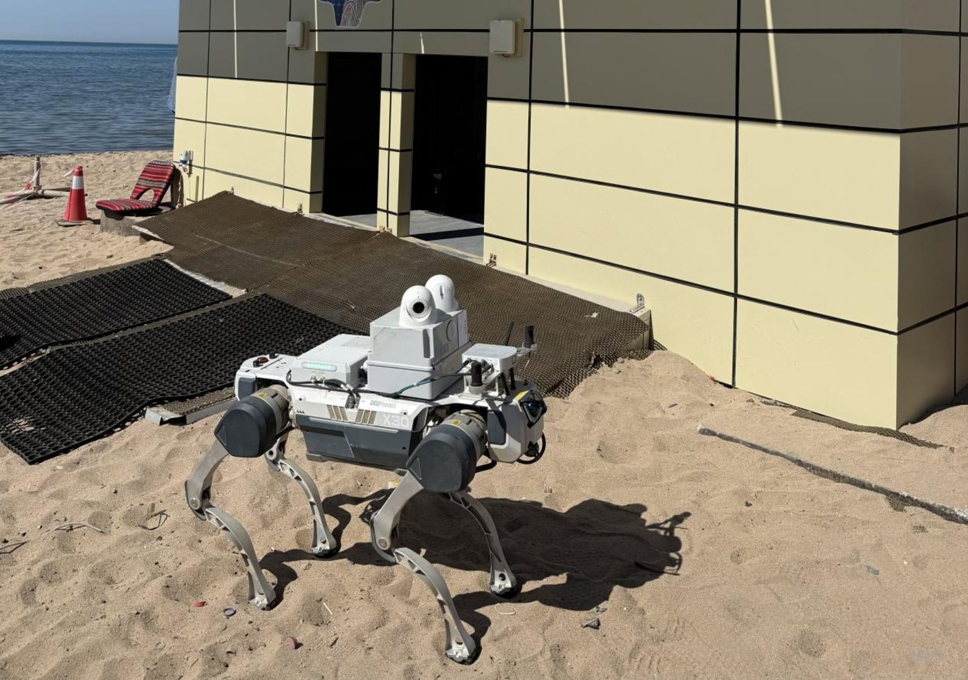 图:机器狗在沙特NEOM未来新城极端沙滩环境户外巡检
