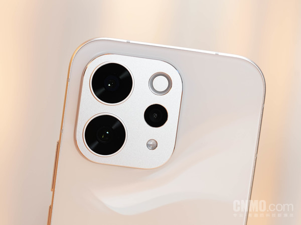 vivo S50采用后置三摄设计,其中主摄与潜望长焦均为5000万像素 vivo S50采用后置三摄设计,其中主摄与潜望长焦均为5000万像素