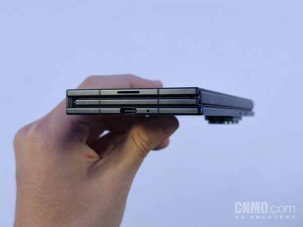 后盖层稍微凸出了一点 后盖层稍微凸出了一点