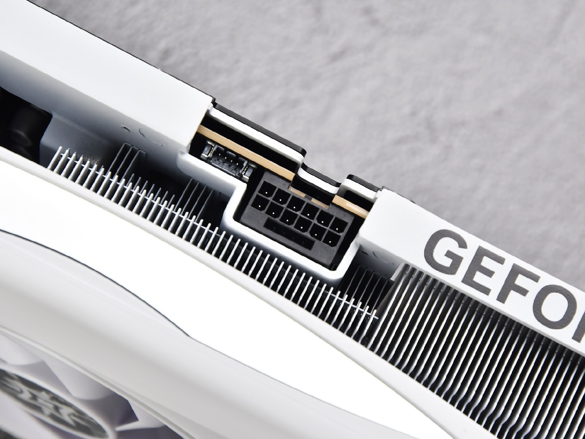 DIY从入门到放弃:显卡自带线与电源原生线该怎么选?