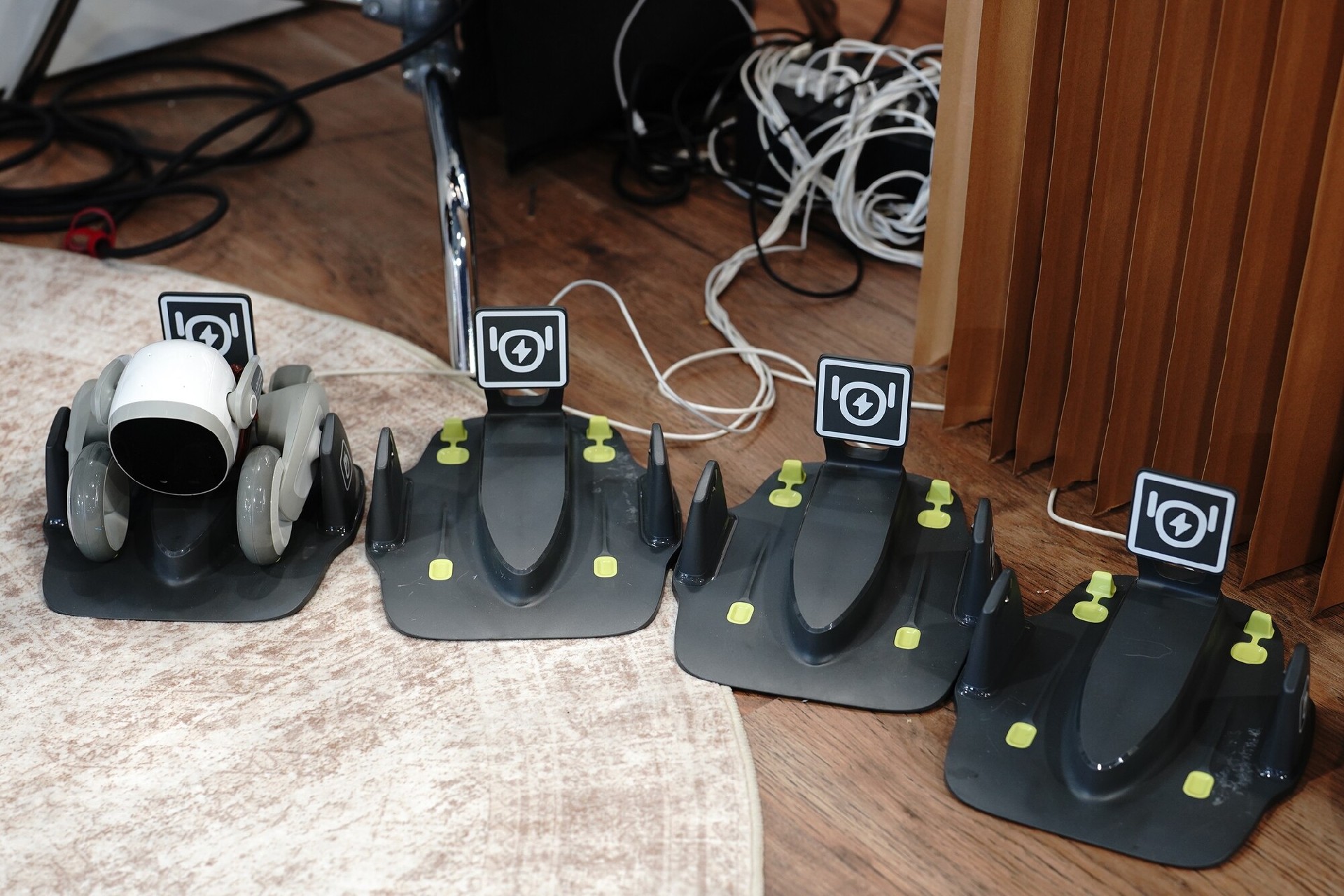 既能情感交互又能为办公提速!Loona Deskmate让打工人效率翻倍