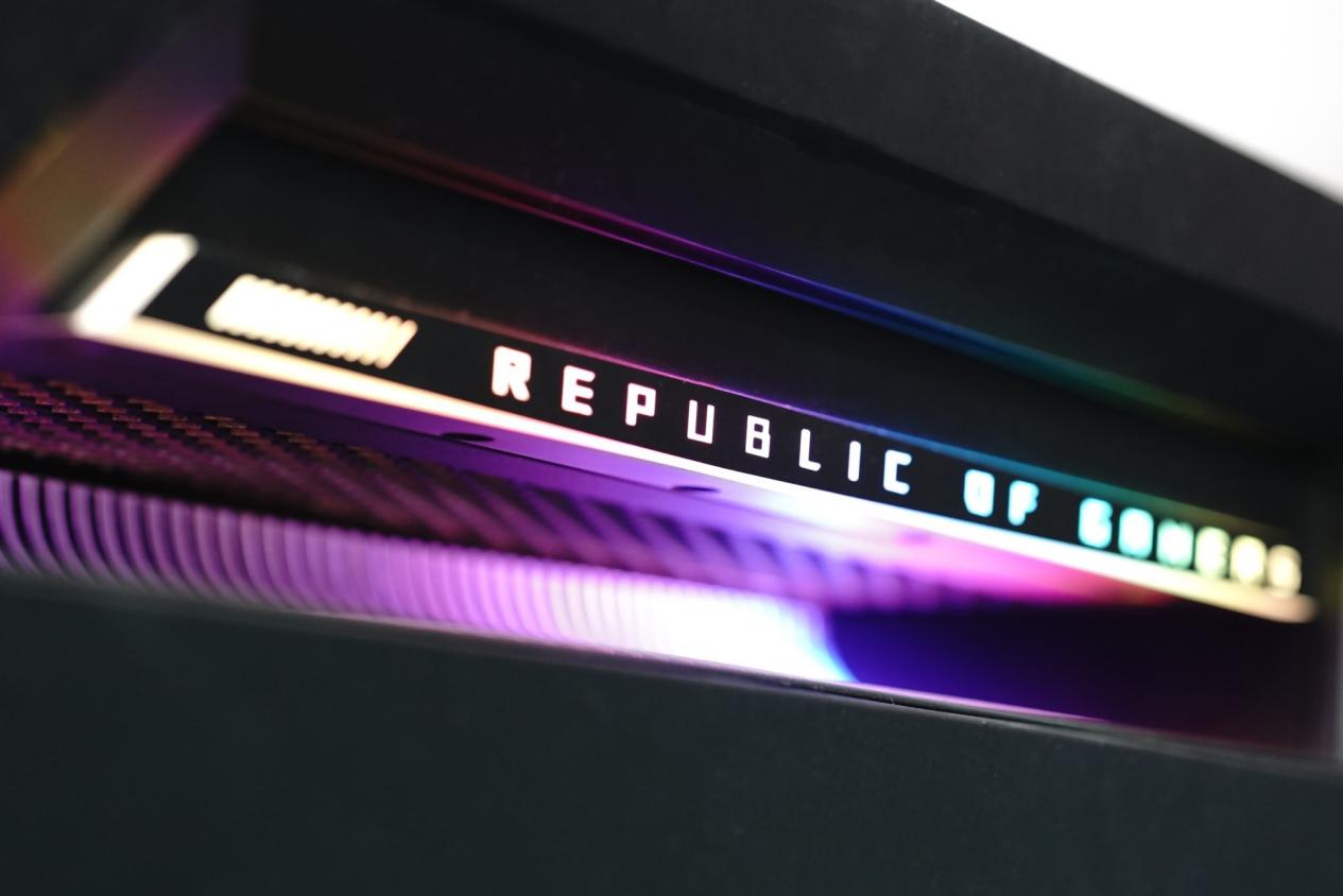 首款420液冷+全息投影旗舰专业电竞台式机亮相CES ROG枪神10X现场体验