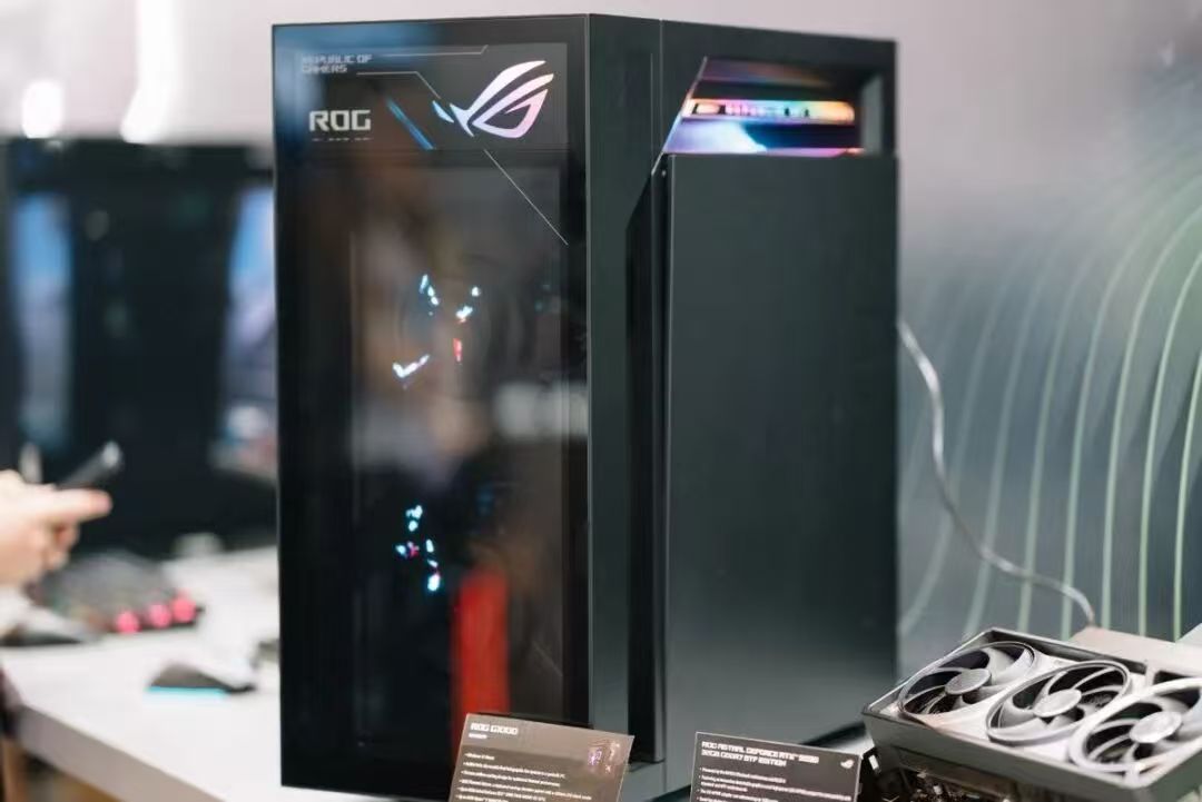 首款420液冷+全息投影旗舰专业电竞台式机亮相CES ROG枪神10X现场体验