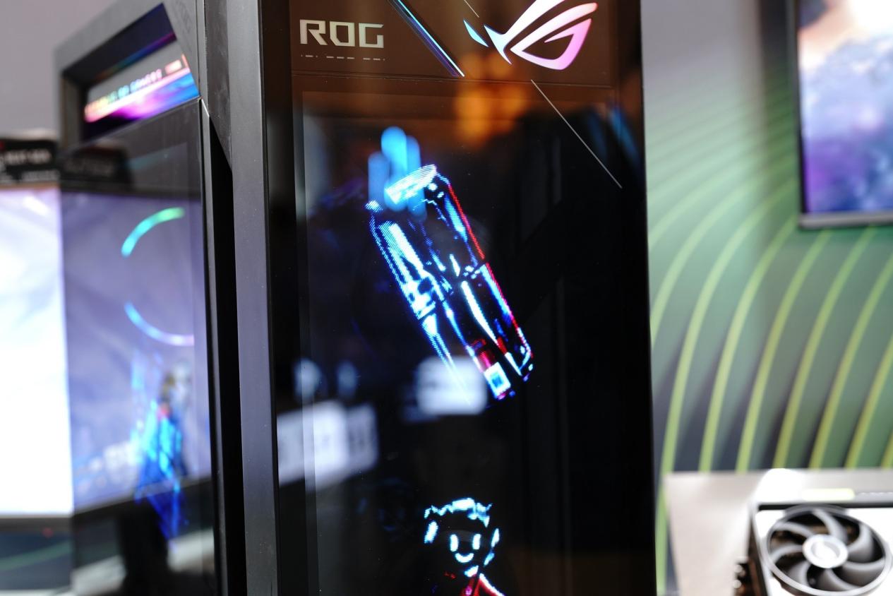 首款420液冷+全息投影旗舰专业电竞台式机亮相CES ROG枪神10X现场体验