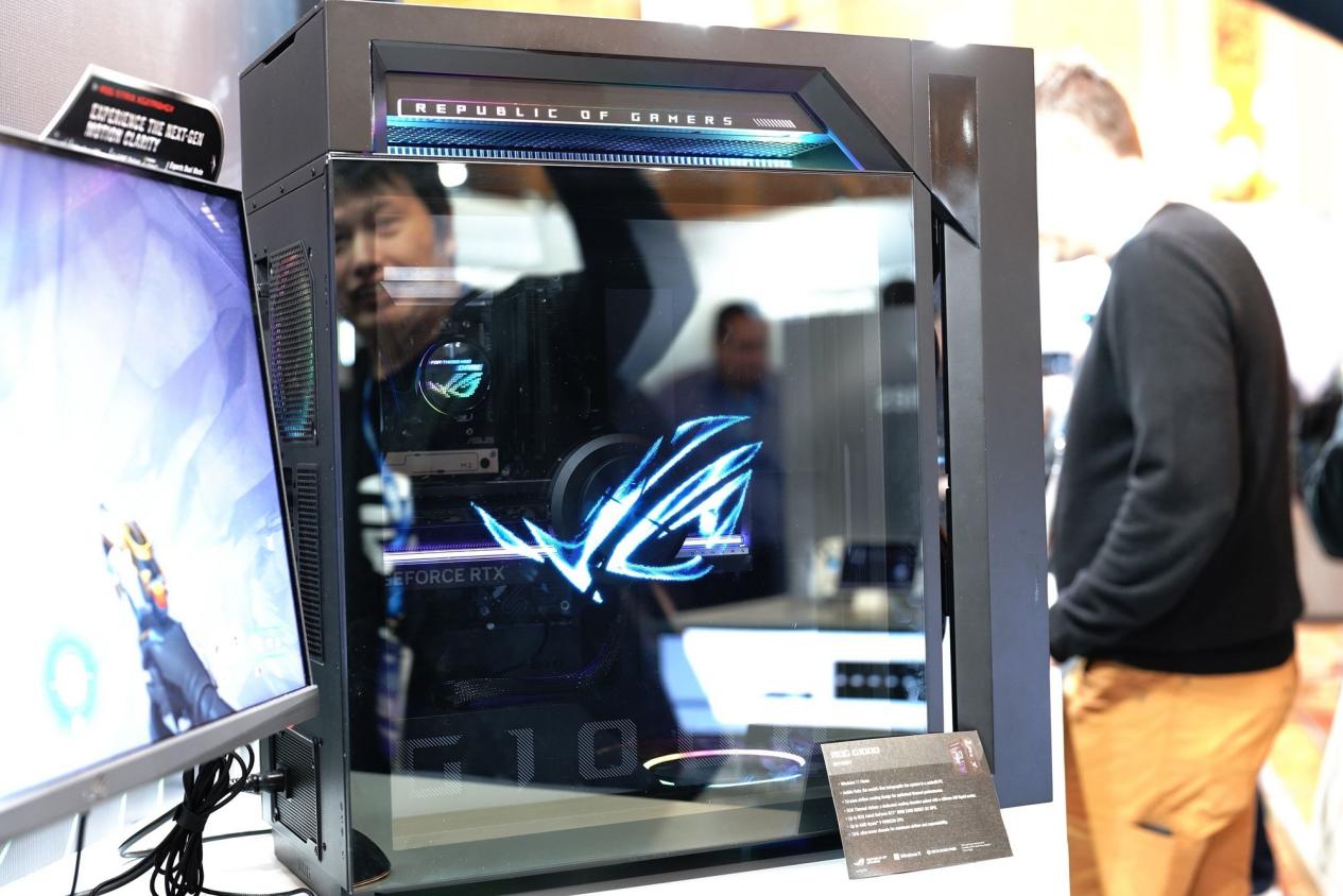首款420液冷+全息投影旗舰专业电竞台式机亮相CES ROG枪神10X现场体验