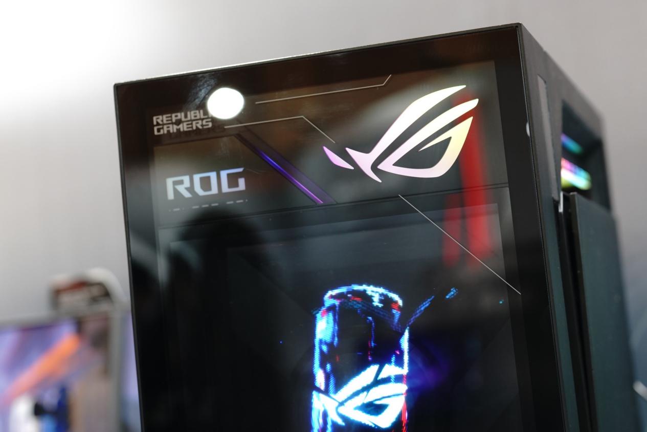 首款420液冷+全息投影旗舰专业电竞台式机亮相CES ROG枪神10X现场体验