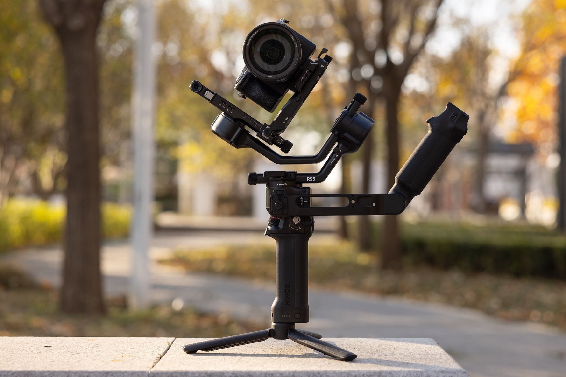 DJI RS 5稳定器测试：更智能化、更轻量化的专业稳定器