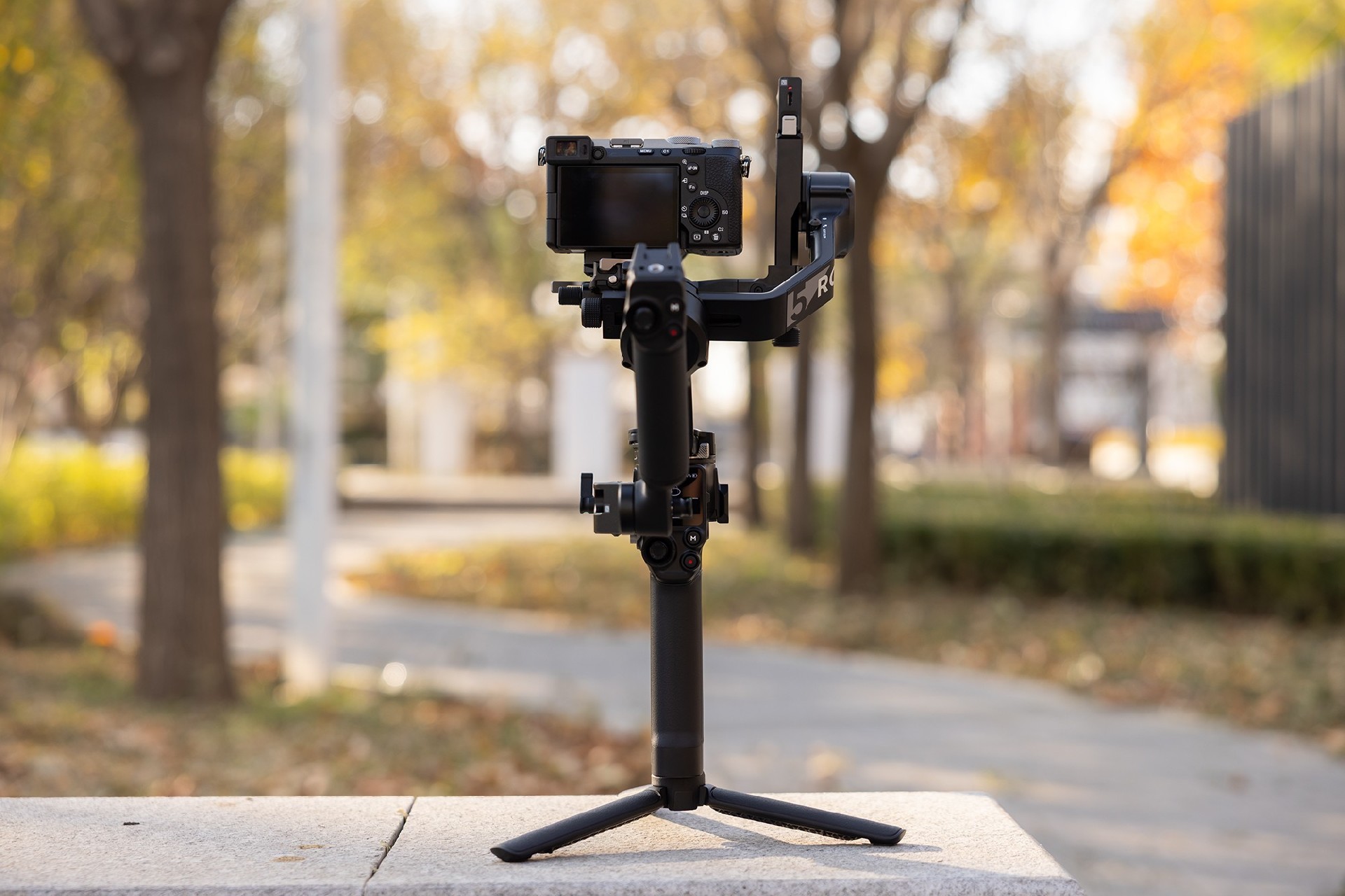 DJI RS 5稳定器测试：更智能化、更轻量化的专业稳定器