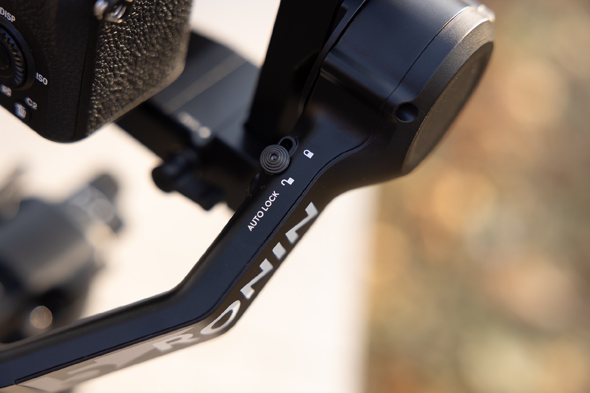 DJI RS 5稳定器测试：更智能化、更轻量化的专业稳定器