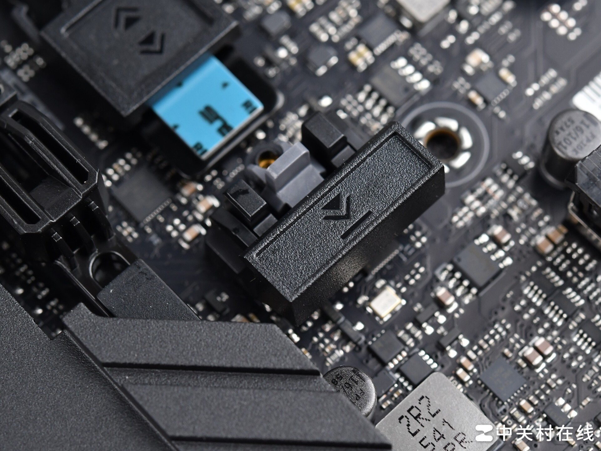 AMD 锐龙7 9850X3D首测 搭华硕ROG X870E DARK HERO主板帧数起飞