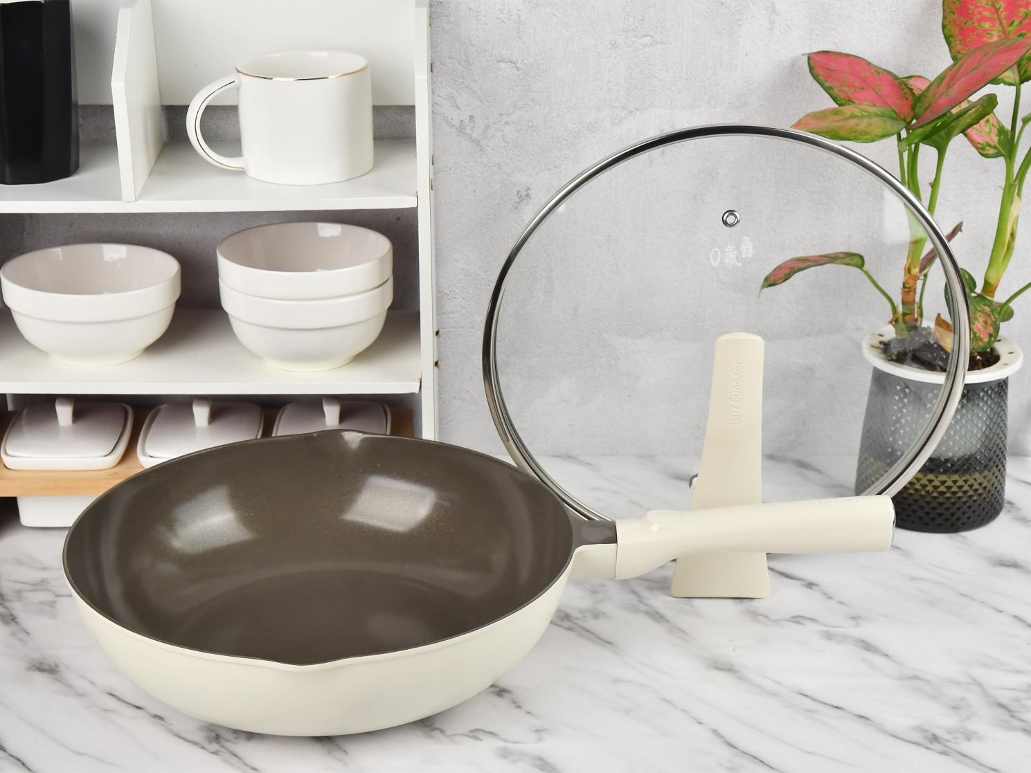 告别氟焦虑与粘锅噩梦！九阳0氟钛瓷炒锅评测：健康烹饪的理想之选