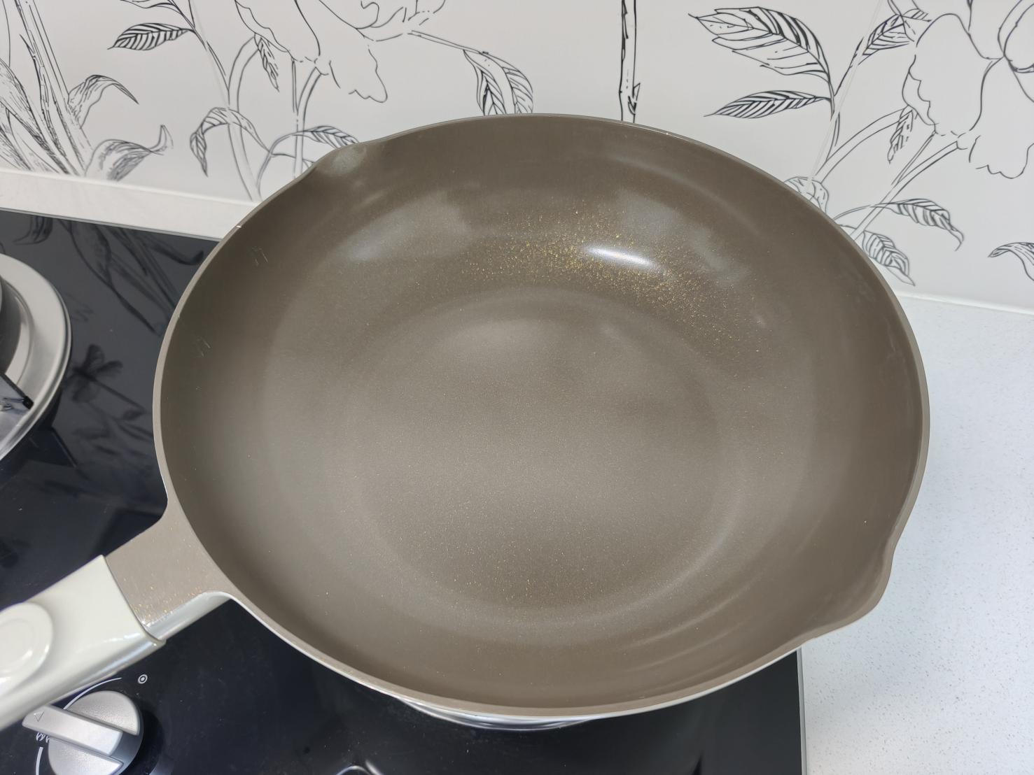 告别氟焦虑与粘锅噩梦！九阳0氟钛瓷炒锅评测：健康烹饪的理想之选