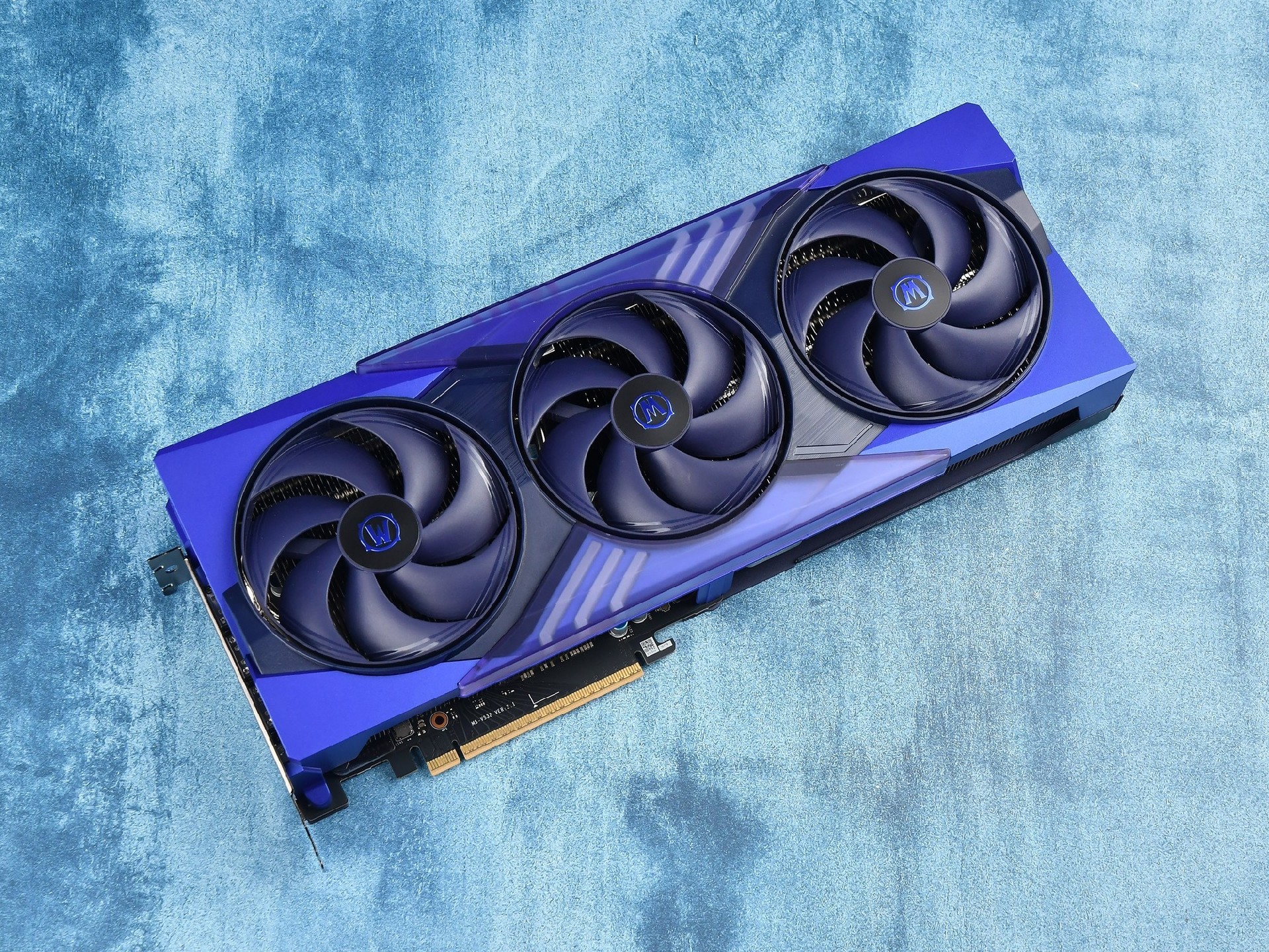 微星GeForce RTX 5070 12G 魔兽世界 至暗之夜 限定版评测 艾泽拉斯双生美学