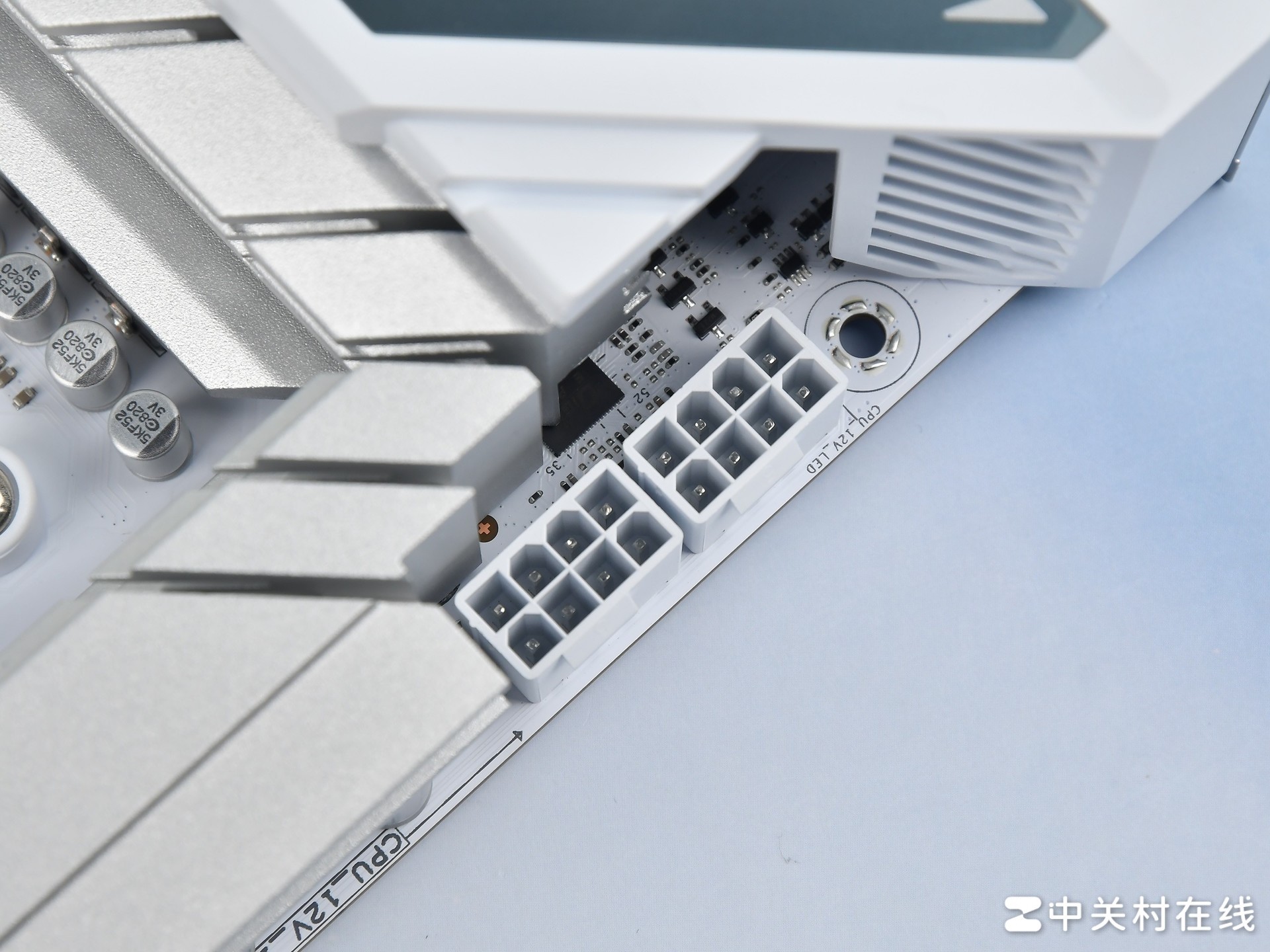 华硕ROG B850吹雪S NEO评测 二次元白色主板还得看吹雪