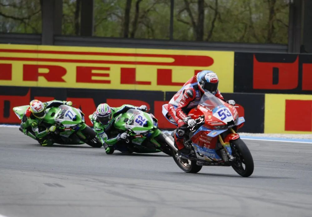 4月19日，“张雪机车”车队法国车手瓦伦丁·德比斯（右）在比赛中。新华社记者 邵海军 摄