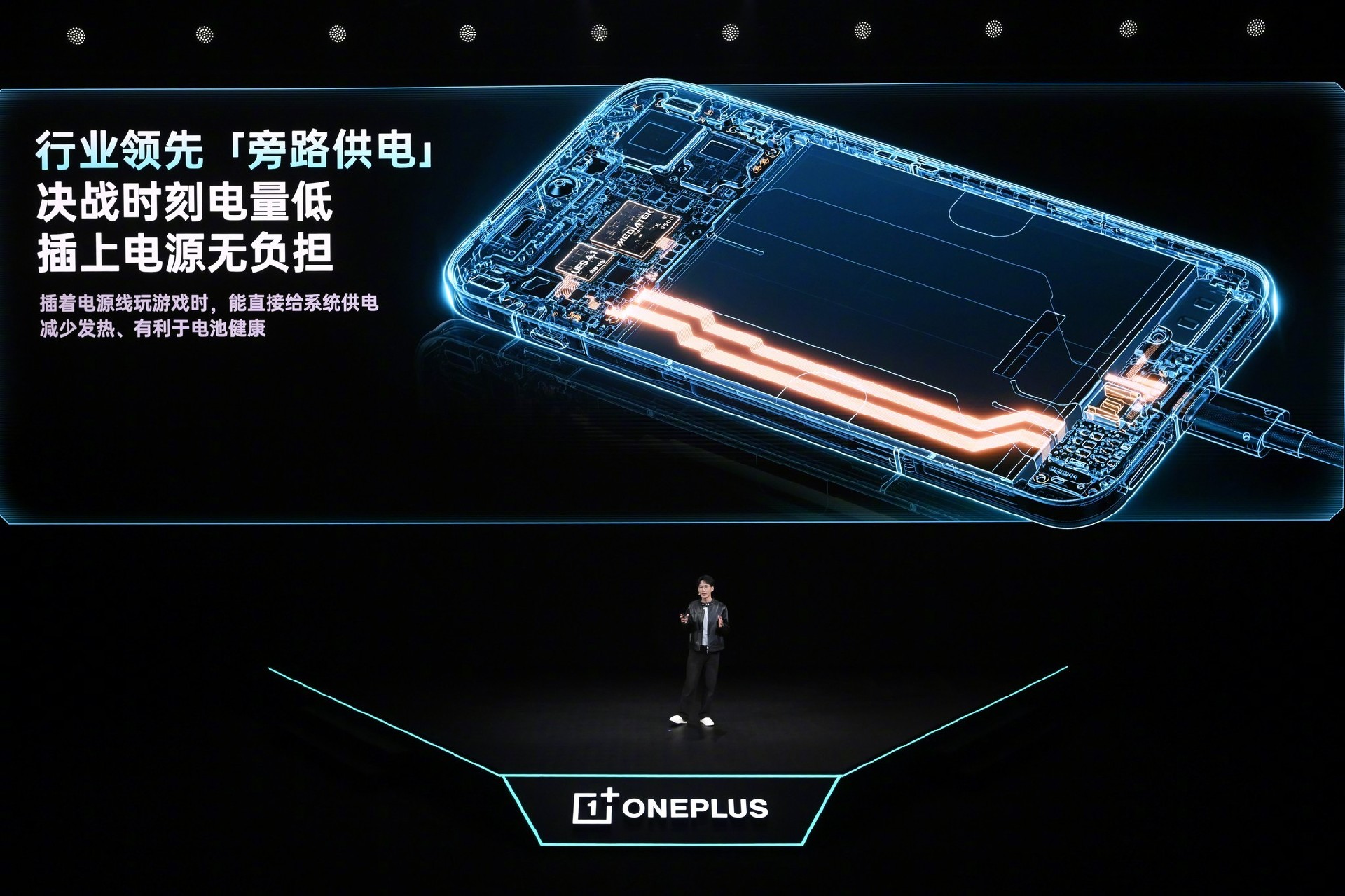 3499元起售携“枪神”形态出击！一加 Ace 6 至尊版发布会汇总