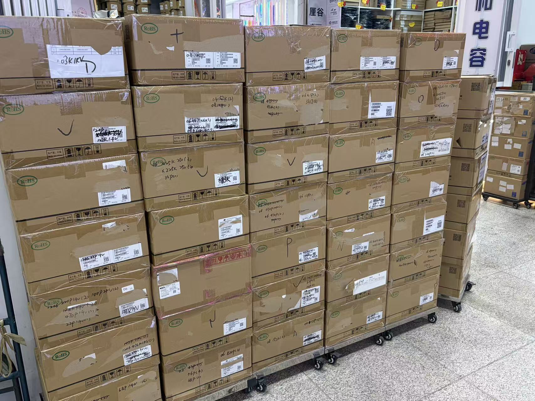 图：深圳华强北，某商家囤货 来源：每经记者 王晶 摄