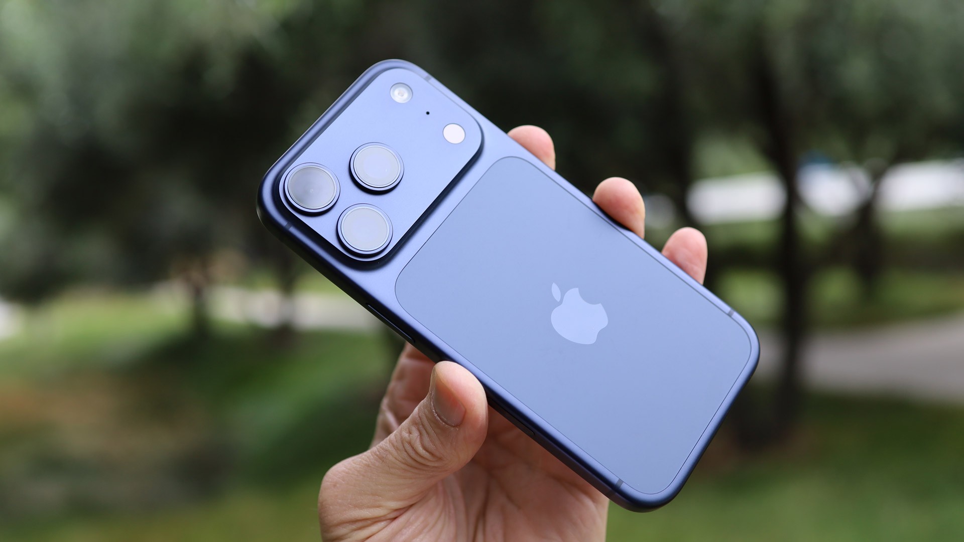 苹果2026秋季新品曝光汇总:iPhone Fold登场,OLED版MacBook Pro来了