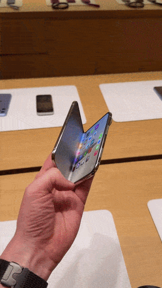 iPhone Duo被吐槽左手持握操作不便 界面设计引争议 iPhone Duo被吐槽左手持握操作不便 界面设计引争议
